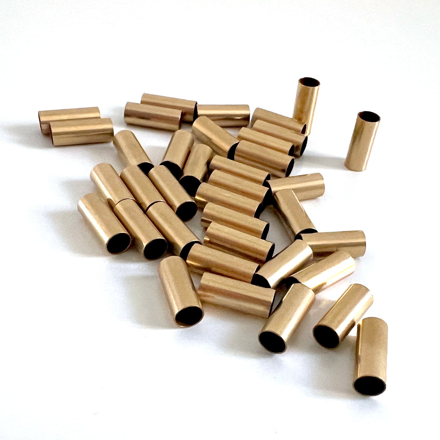 Perlina tubolare riempita d'oro