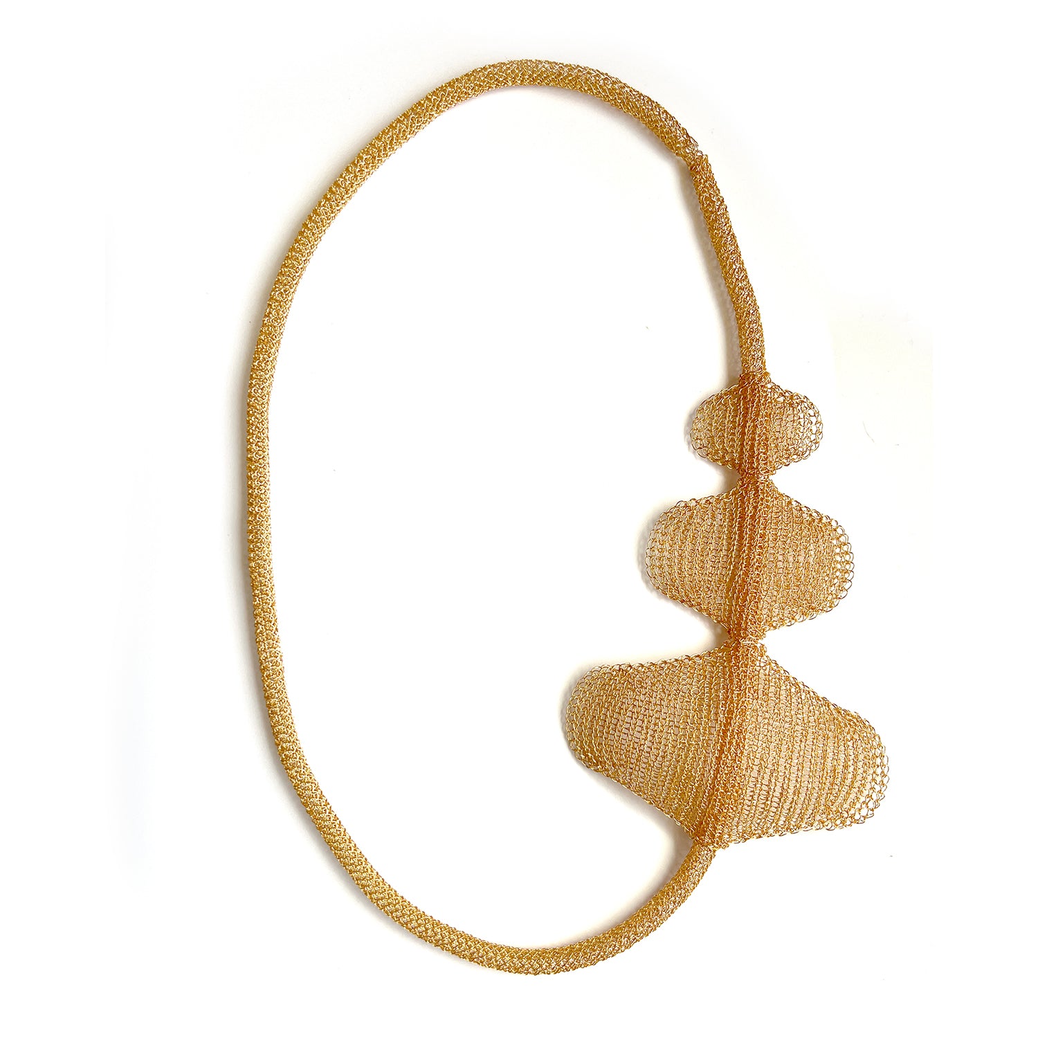 Collar de crochet con alambre de declaración de 3 piedras