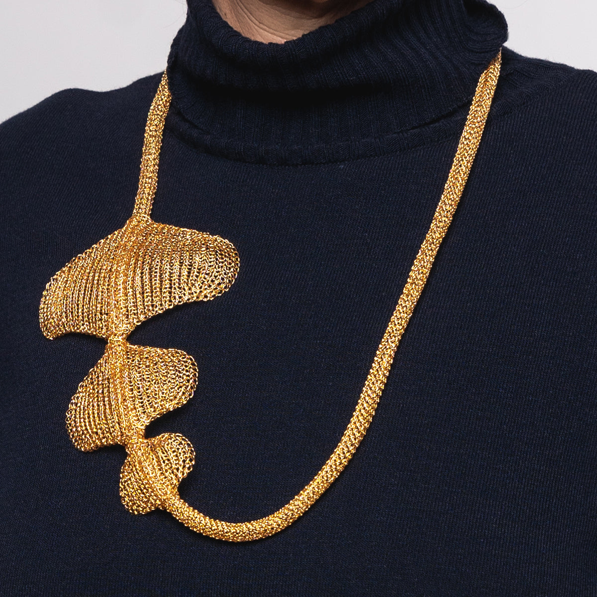 Collar de crochet con alambre de declaración de 3 piedras