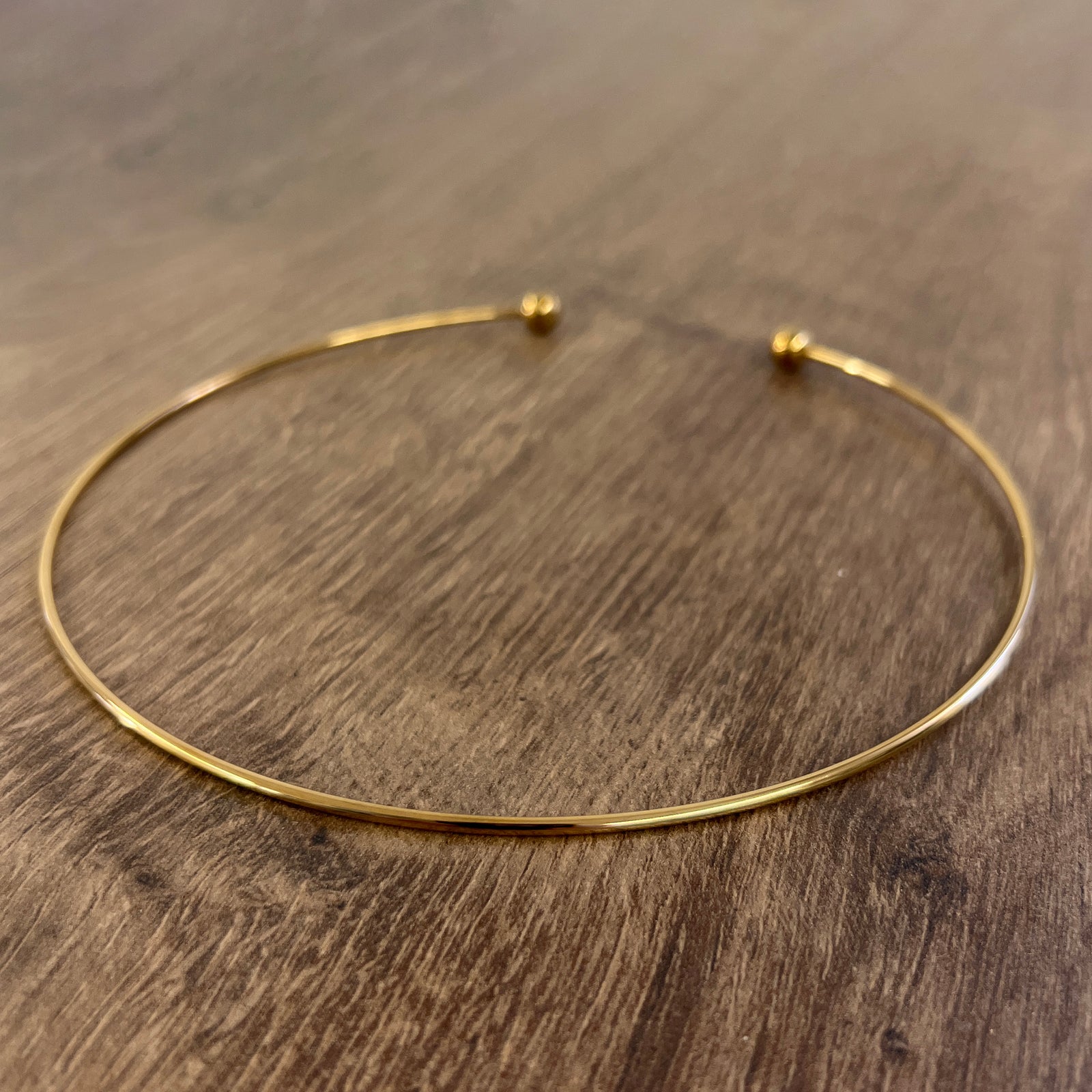 Collana con colletto in metallo grezzo