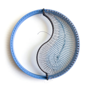 XXL loom curvy divider - wire crochet a paisley or a yin-yang shape