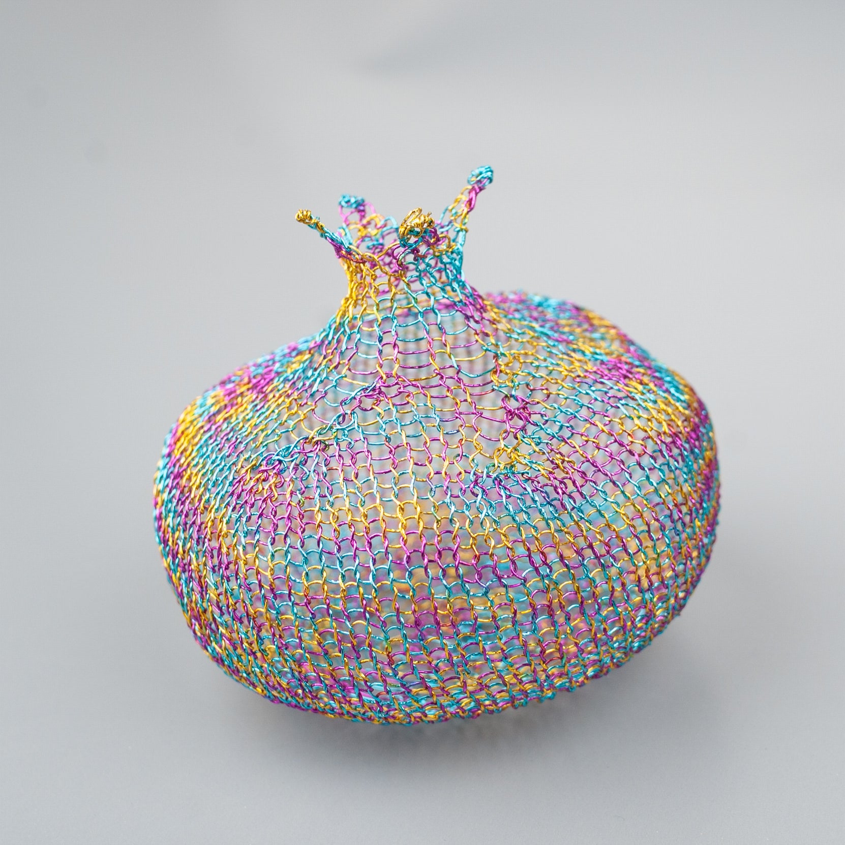 Crochet a decorative wire pomegranate - Learn to with wire home decor