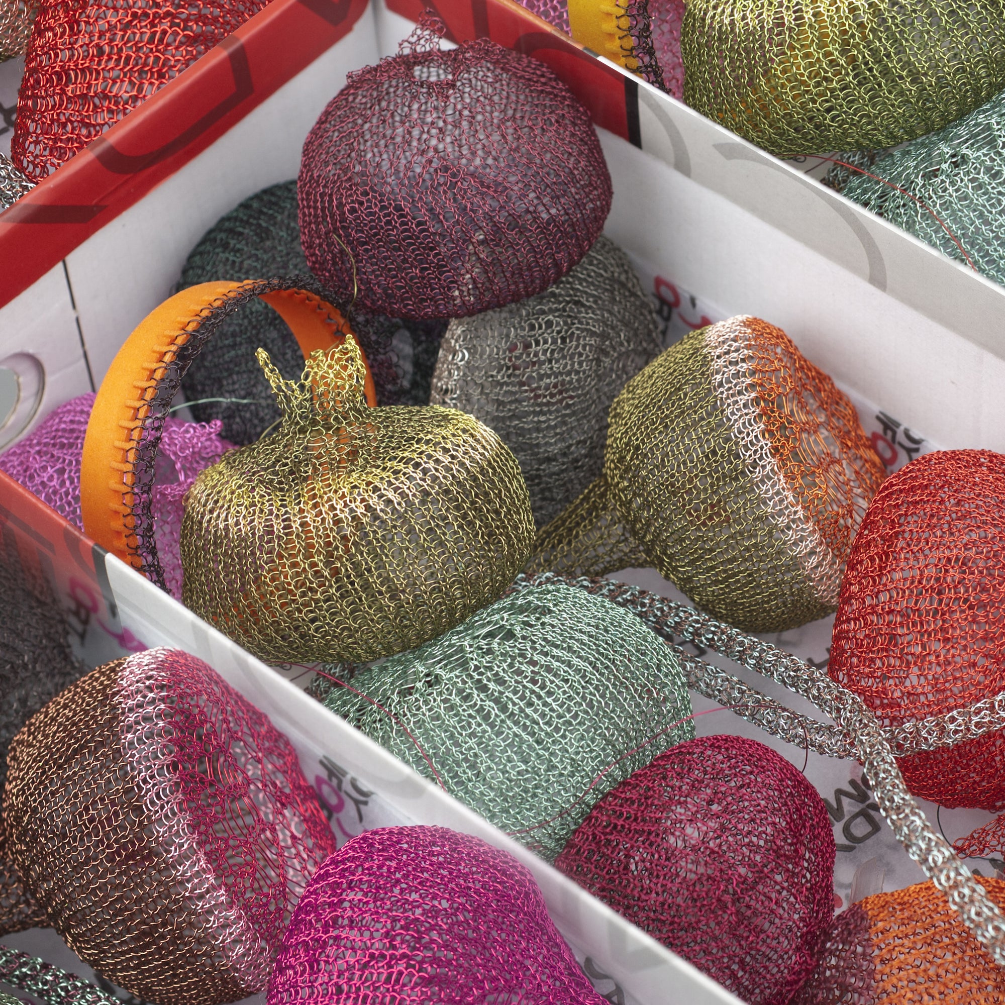 Crochet a decorative wire pomegranate - Learn to with wire home decor