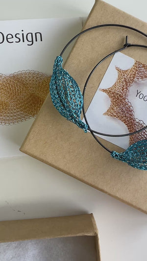 Aros de plata urbana, plata oxidada y cuentas azules, joyería de crochet con alambre.