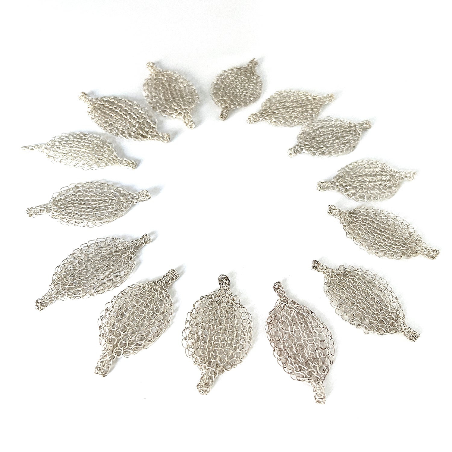 Forniture per la creazione di gioielli unici - Foglie piatte in argento sterling lavorate all'uncinetto