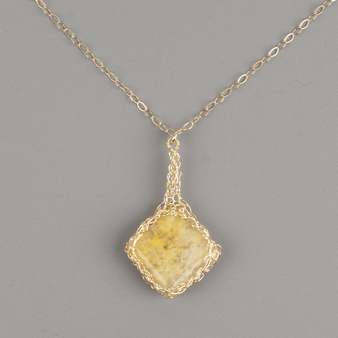 Yellow Calcite Pendant necklace in gold - Yooladesign