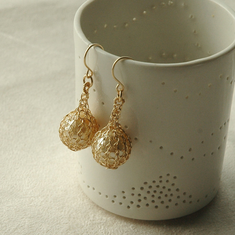 Wire crochet earrings - Pearl jewelry - Faux perk earrings in Gold - Yooladesign