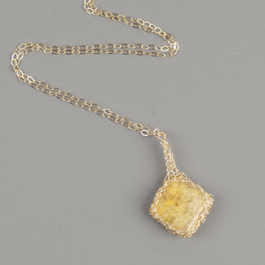 Yellow Calcite Pendant necklace in gold - Yooladesign